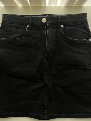 Zara black denim skirt size M like new