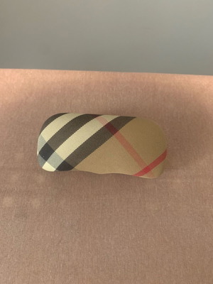 Νέα σκληρή θήκη γυαλιών Burberry σε μαύρο και μπεζ