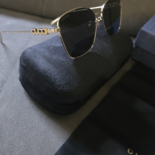 Gucci sunglasses like new, gold color