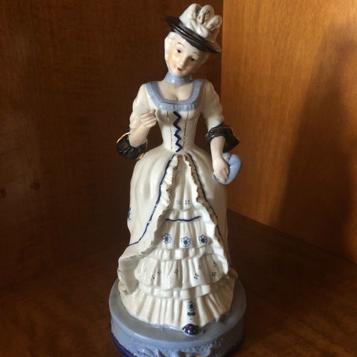 Porcelain decorative items used, height 25-27 cm
