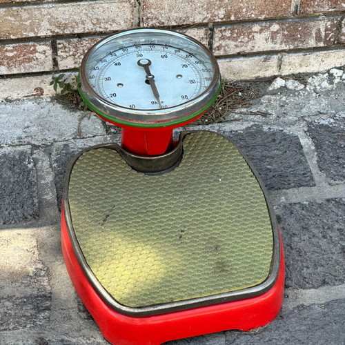 Vintage floor scale used with analog display, red/green