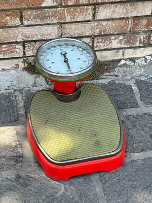 Vintage floor scale used with analog display, red/green