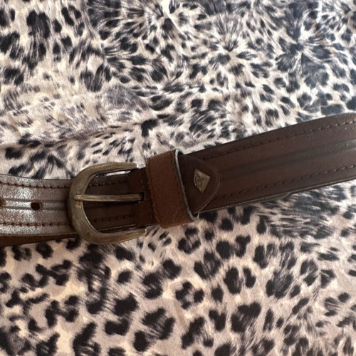 Men's leather belt in brown, like new, with classic metal buckle and triangular logo