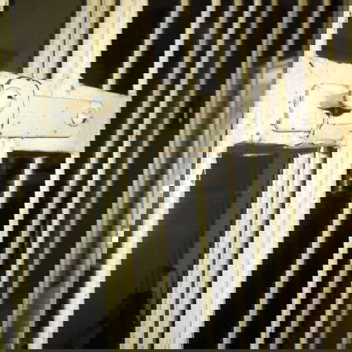 Καθρέπτης χειροποίητος σιδερένιος εκρού σε μορφή παλαιού παραθύρου