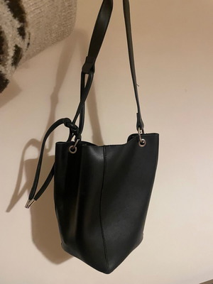 Τσάντα ώμου μαύρη σε άριστη κατάσταση