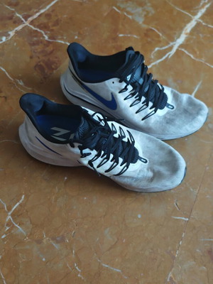 Nike Air Zoom Vomero 14 athletic shoes used, size 45.5, white with blue details