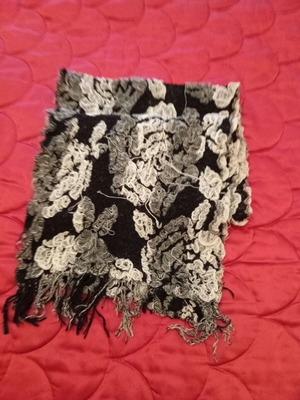 Scarf used, white and gray, nearly two meters ideal for winter