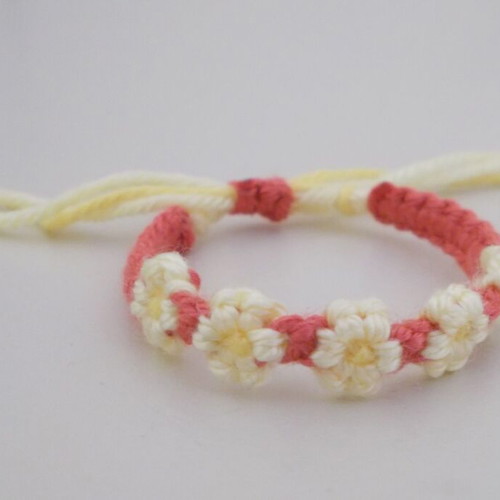 Macrame bracelet with daisies new, adjustable green and yellow