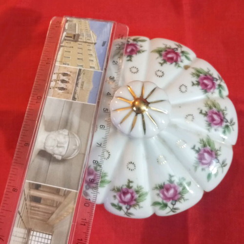 Porcelain jewelry box with gold details, like new, American vintage