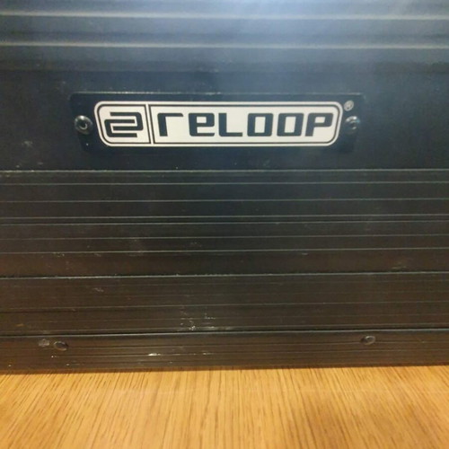 Reloop BEATMIX 2 case used with removable lid and laptop tray