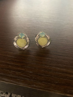 Earrings with green stone like new