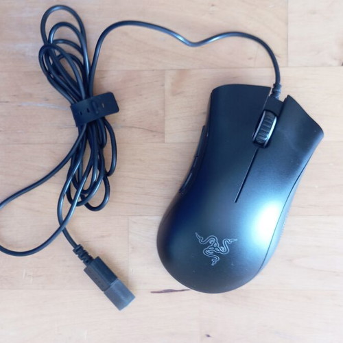 Razer DeathAdder Essential gaming mouse with large mousepad gift