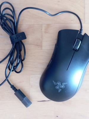 Razer DeathAdder Essential gaming mouse with large mousepad gift