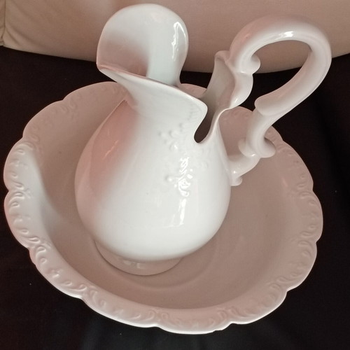 Large lavabo pitcher and basin