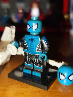 Spider-Man Peter Parker (Fear Itself Suit) σαν καινούργιο με βάση και εξαρτήματα