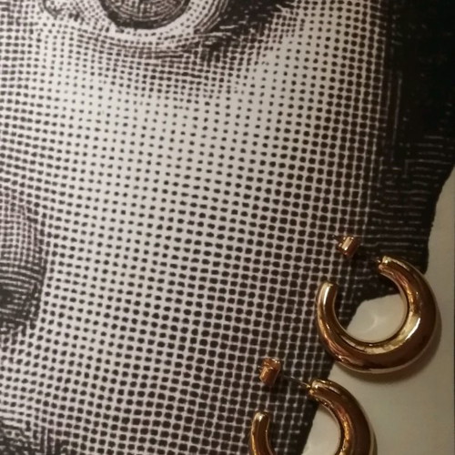 Hoop earrings used in gold color