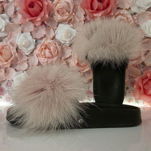 Women's slippers with fur like new, black base and pink/nude fur