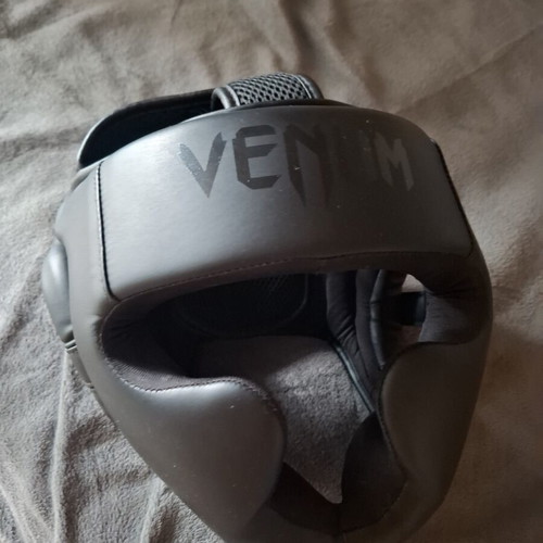 Venume headgear like new for boxing or kickboxing
