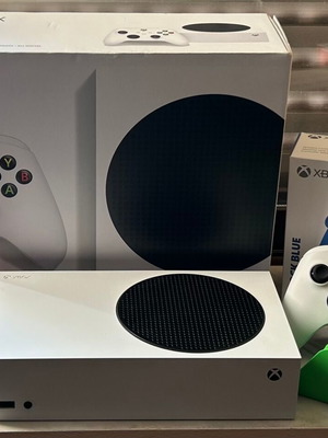 Microsoft Xbox Series S 512SSD with battery and Razer quick charging stand, like new