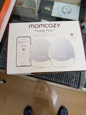 Momcozy M9 Flow breast pump like new