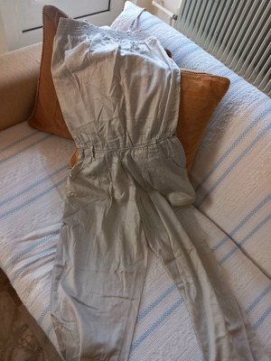 Beige one-piece jumpsuit like new, size M