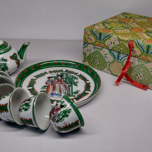 Chinese miniature tea set Zhong Guo Jingdezhen Zhi with 9 pieces, painted geishas