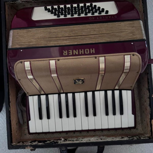 Hohner Starlet 40 Accordion like new with original case 1974