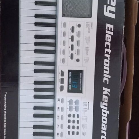 Synthesizer keyboard like new with batteries