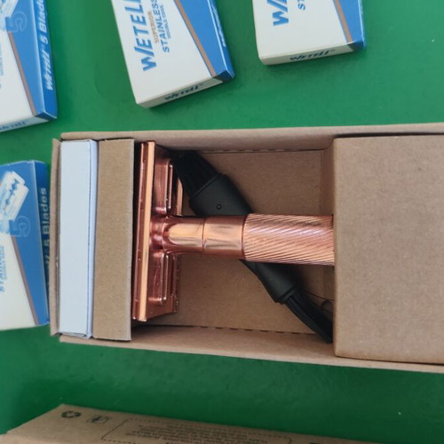 Unisex safety razor in rose gold with 15 blades gift