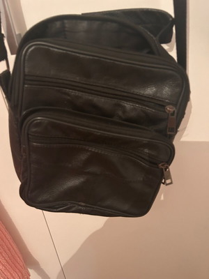 Δερμάτινο ανδρικό τσαντάκι σαν καινούργιο, με 4 μπροστινά φερμουάρ