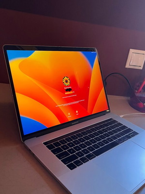 MacBook Pro 15" Touch Bar i7 16GB RAM 512GB SSD σαν καινούργιο με φορτιστή