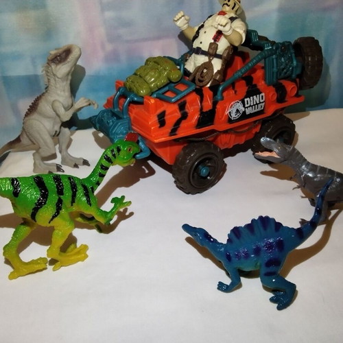 Dino Valley Jeep Chap Mei with Skinny Bones figure and 4 dinosaur figures