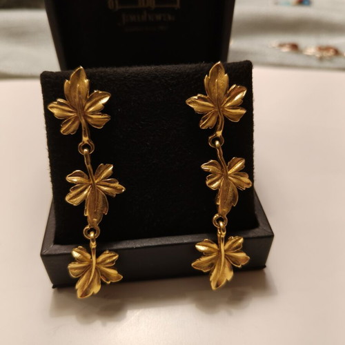 Vintage Monet stud earrings like new, gold tone