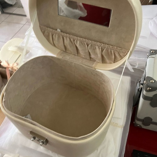 Medium leatherette vanity case with mirror like new