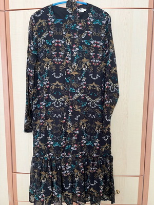 Μιντι φόρεμα Molly Bracken σαν καινούργιο, μαύρο πολύχρωμο με διάφανο μανίκι S/M