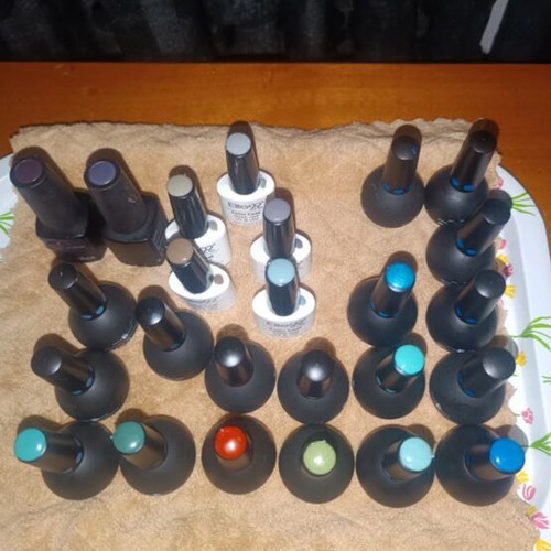 Semi-permanent nail polish pack of 25 in excellent condition