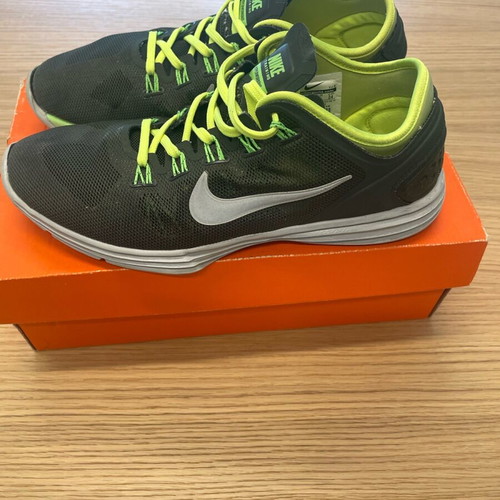 Nike athletic shoes used, size 38, black and yellow