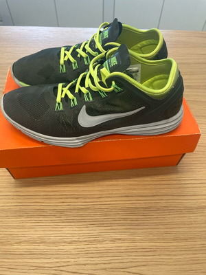 Παπούτσια Nike αθλητικά μεταχειρισμένα, νούμερο 38, μαύρο και κίτρινο