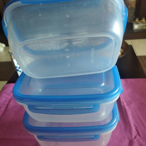 Set of 3 airtight nesting food containers like new