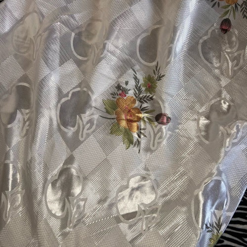 Tablecloth with flowers like new, very good fabric