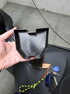 Honda ADV 350 tray για ντεπόζιτο σαν καινούργιο