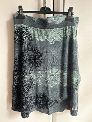 Φούστα DESIGUAL Large (φοριέται και ως medium)