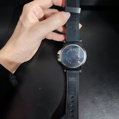 Men's sport watch used with black dial and silicone strap