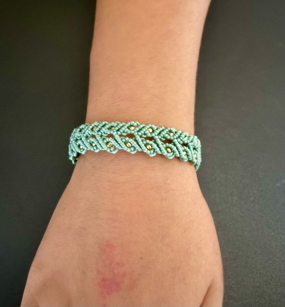 Χειροποίητο βραχιόλι macrame ρυθμιζόμενο με χρυσές χαντρουλες