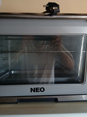 Neo Oven like new, 220-240v, adjustable temperature, timer