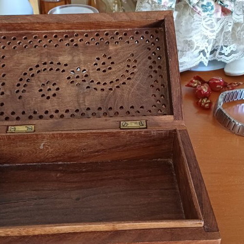 Wooden jewelry box like new, brown