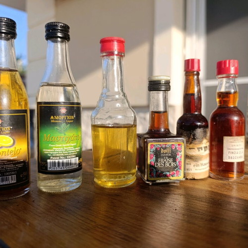 Set of 6 collectible miniature drinks and liqueurs new