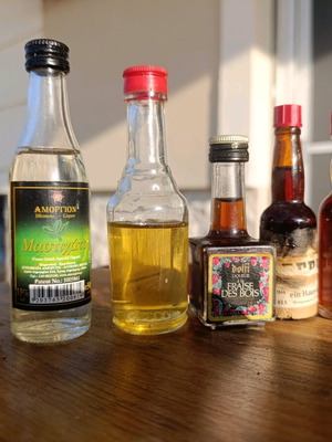 Set of 6 collectible miniature drinks and liqueurs new