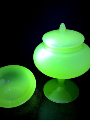 Σετ οπαλίνα uranium glass φοντανιέρα με καπάκι και τασάκι σαν καινούργιο