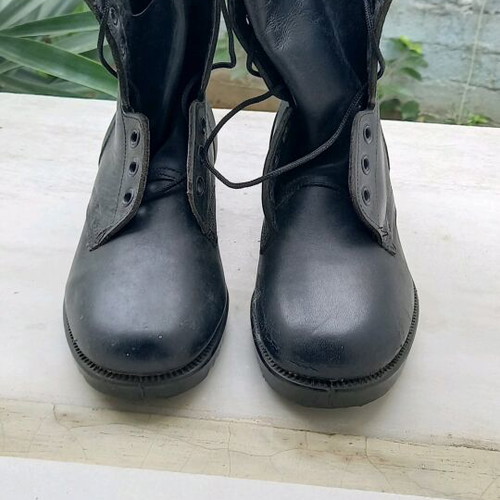 Military boots new, size 39